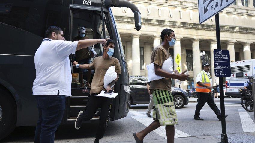 Migrants are led from one bus to another bus after arriving from Texas at Union Station on Sept. 9, 2022, in Chicago. (Chris Sweda/Chicago Tribune/Tribune News Service via Getty Images)